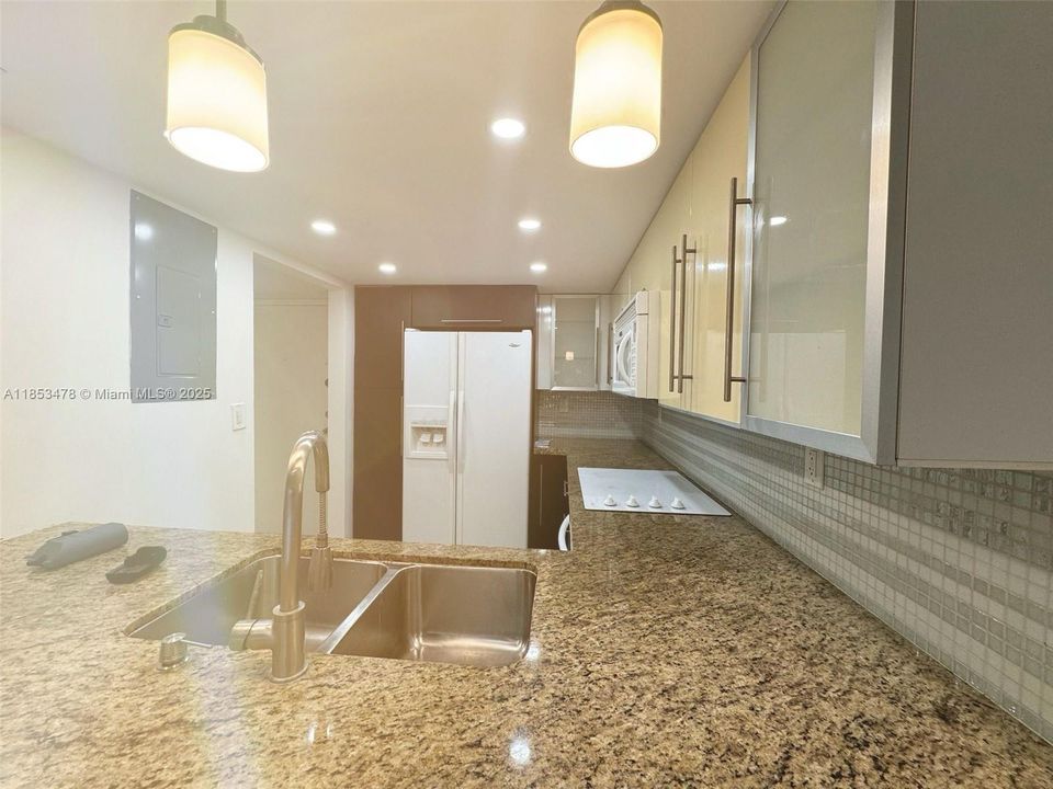 合同活跃: $1,900 (1 贝兹, 1 浴室, 845 平方英尺)