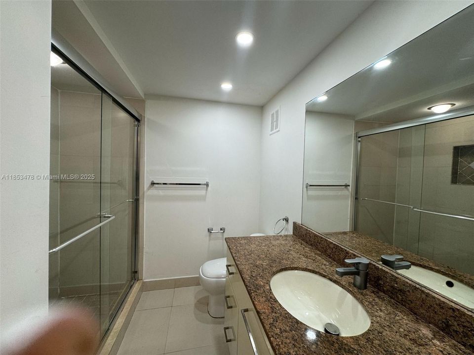 合同活跃: $1,900 (1 贝兹, 1 浴室, 845 平方英尺)