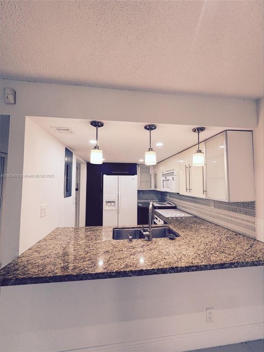 合同活跃: $1,900 (1 贝兹, 1 浴室, 845 平方英尺)