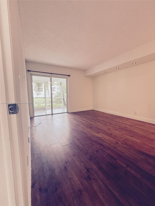 合同活跃: $1,900 (1 贝兹, 1 浴室, 845 平方英尺)