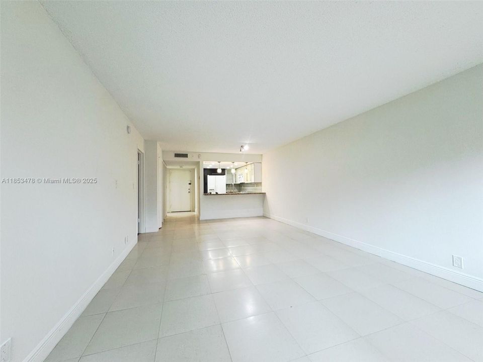 合同活跃: $1,900 (1 贝兹, 1 浴室, 845 平方英尺)