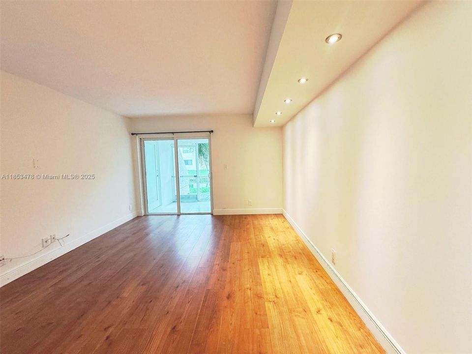 合同活跃: $1,900 (1 贝兹, 1 浴室, 845 平方英尺)