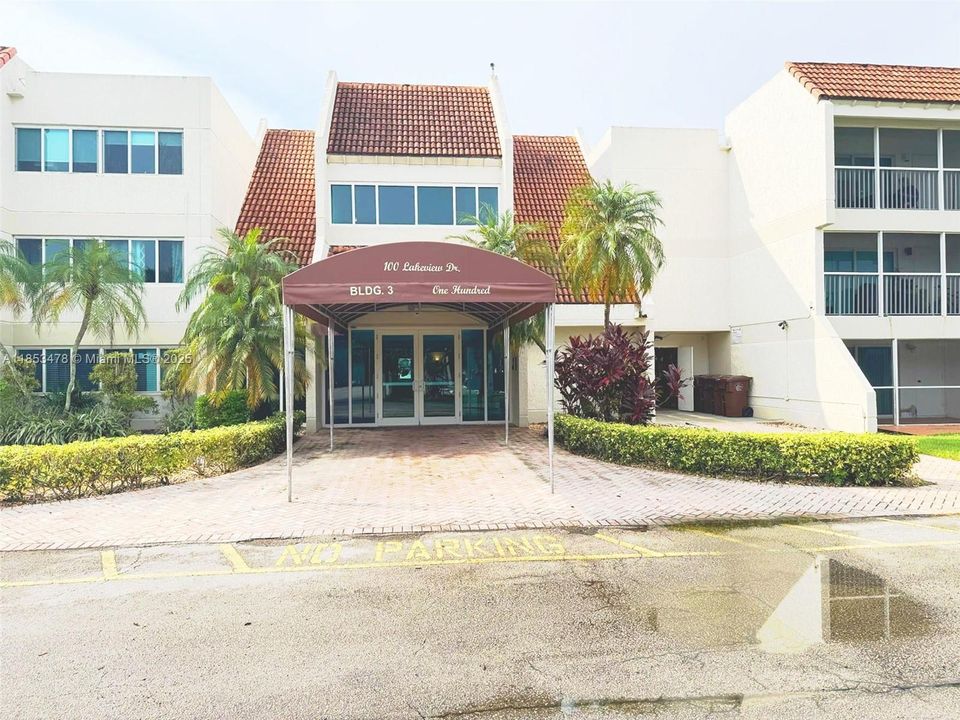 合同活跃: $1,900 (1 贝兹, 1 浴室, 845 平方英尺)