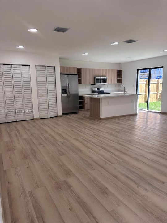 Недавно продано: $419,900 (4 спален, 3 ванн, 1660 Квадратных фут)