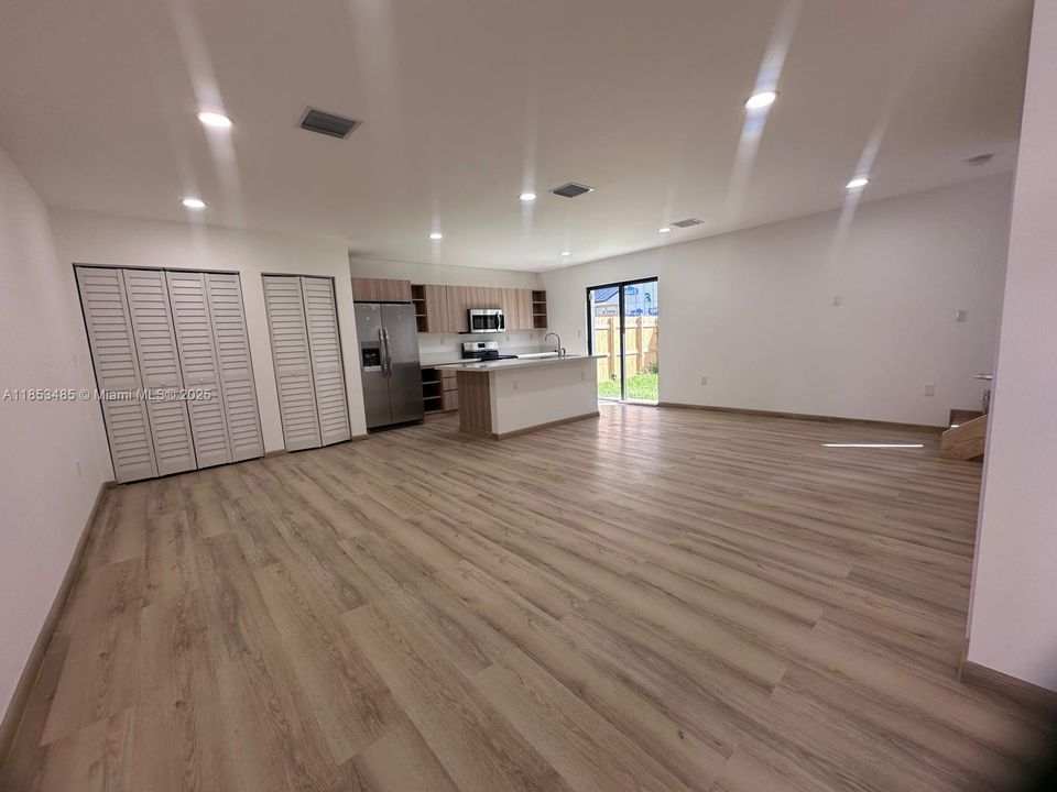 Недавно продано: $419,900 (4 спален, 3 ванн, 1660 Квадратных фут)