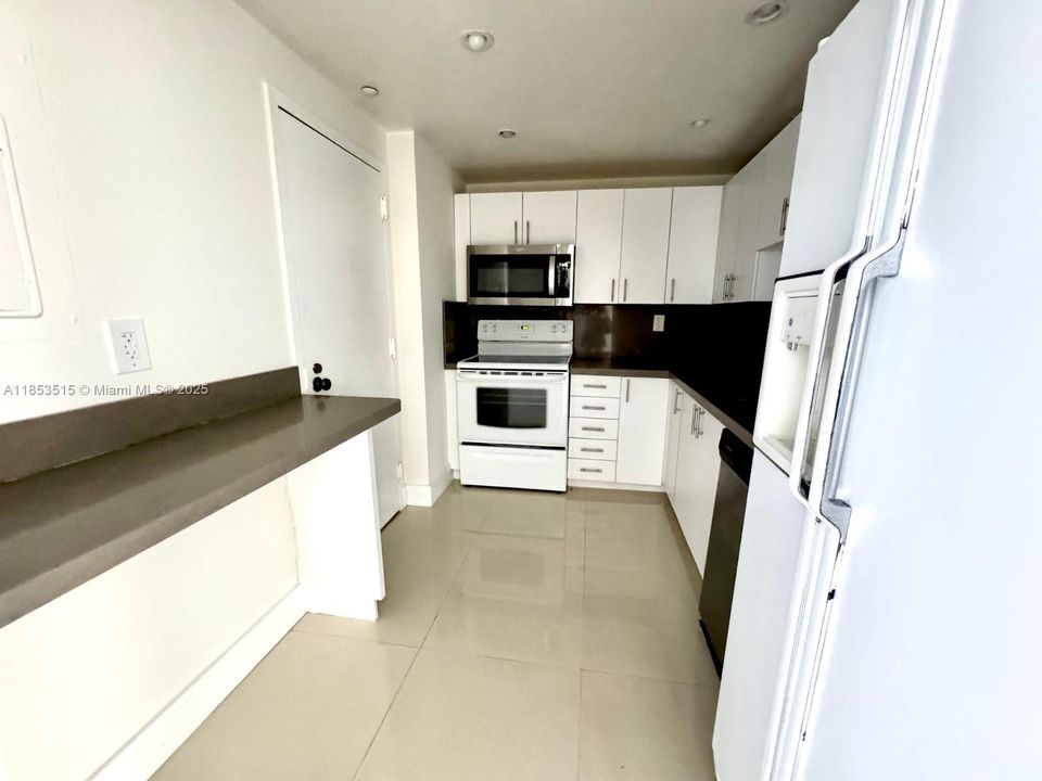 For Sale: $615,000 (2 beds, 2 baths, 1100 Square Feet)