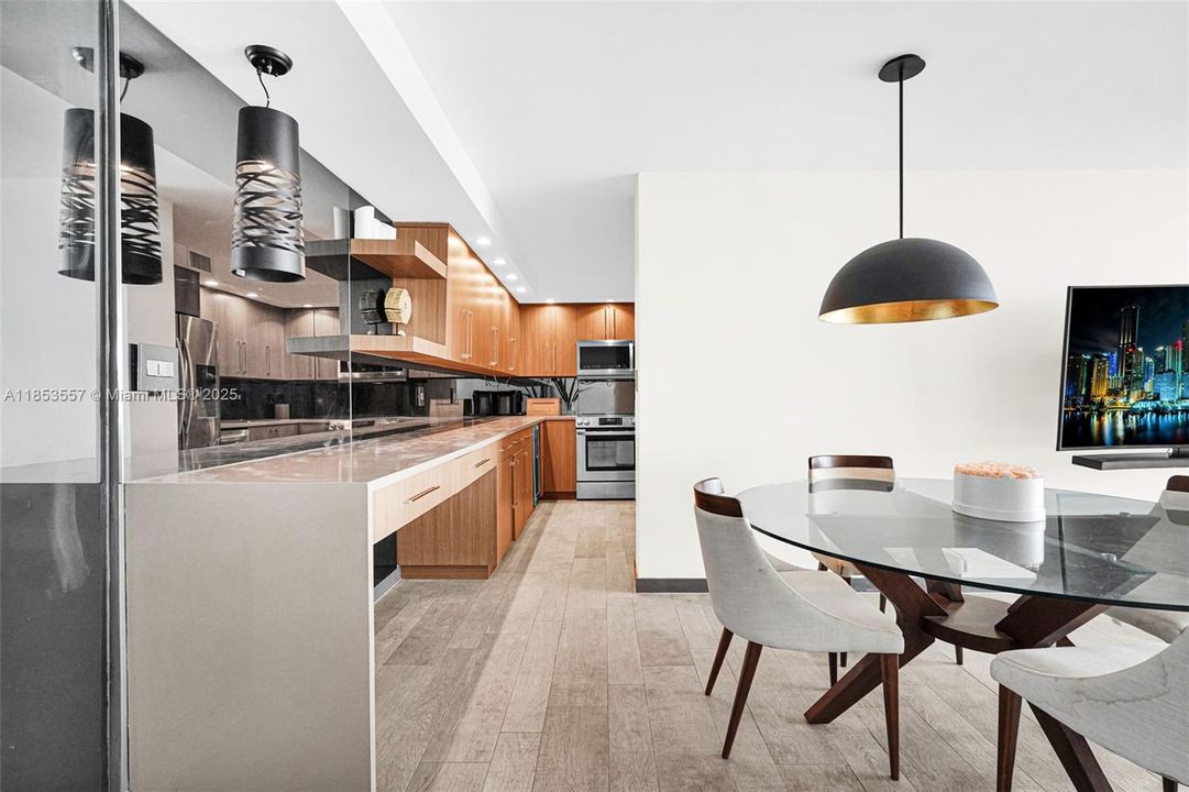 待售: $1,100,000 (2 贝兹, 2 浴室, 1030 平方英尺)