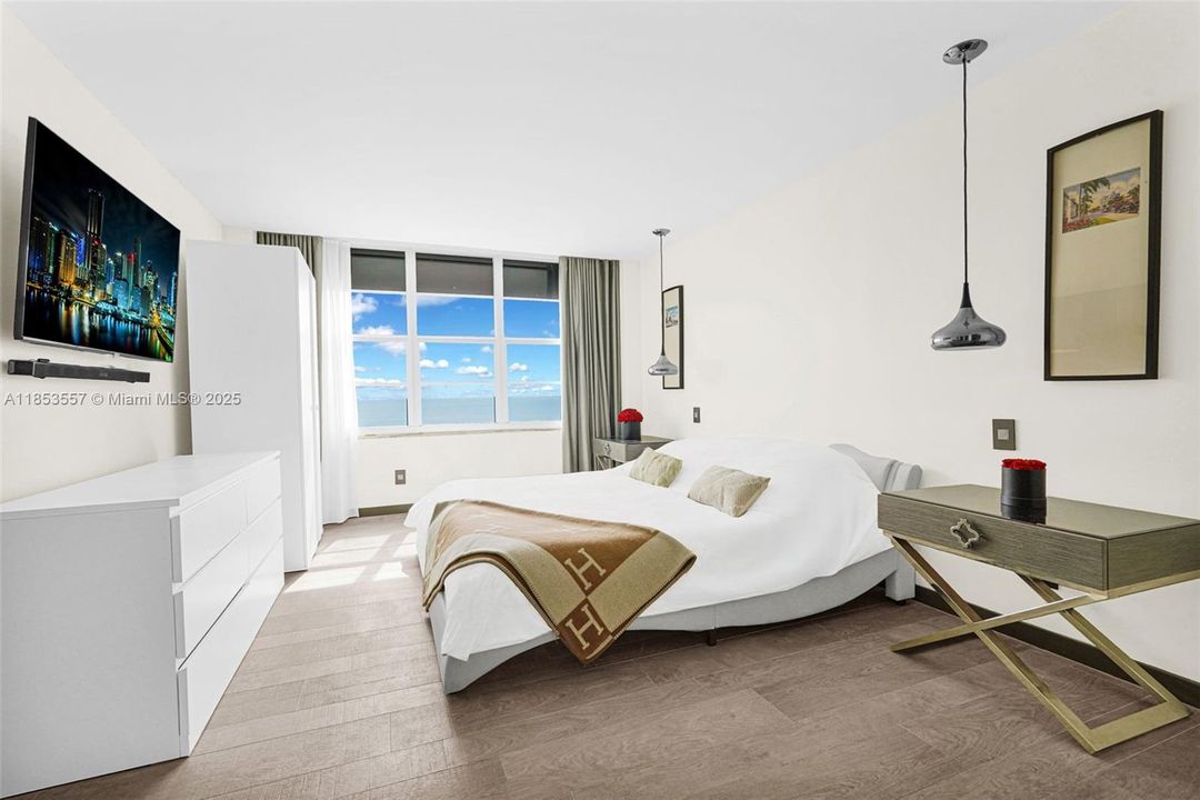 待售: $1,100,000 (2 贝兹, 2 浴室, 1030 平方英尺)