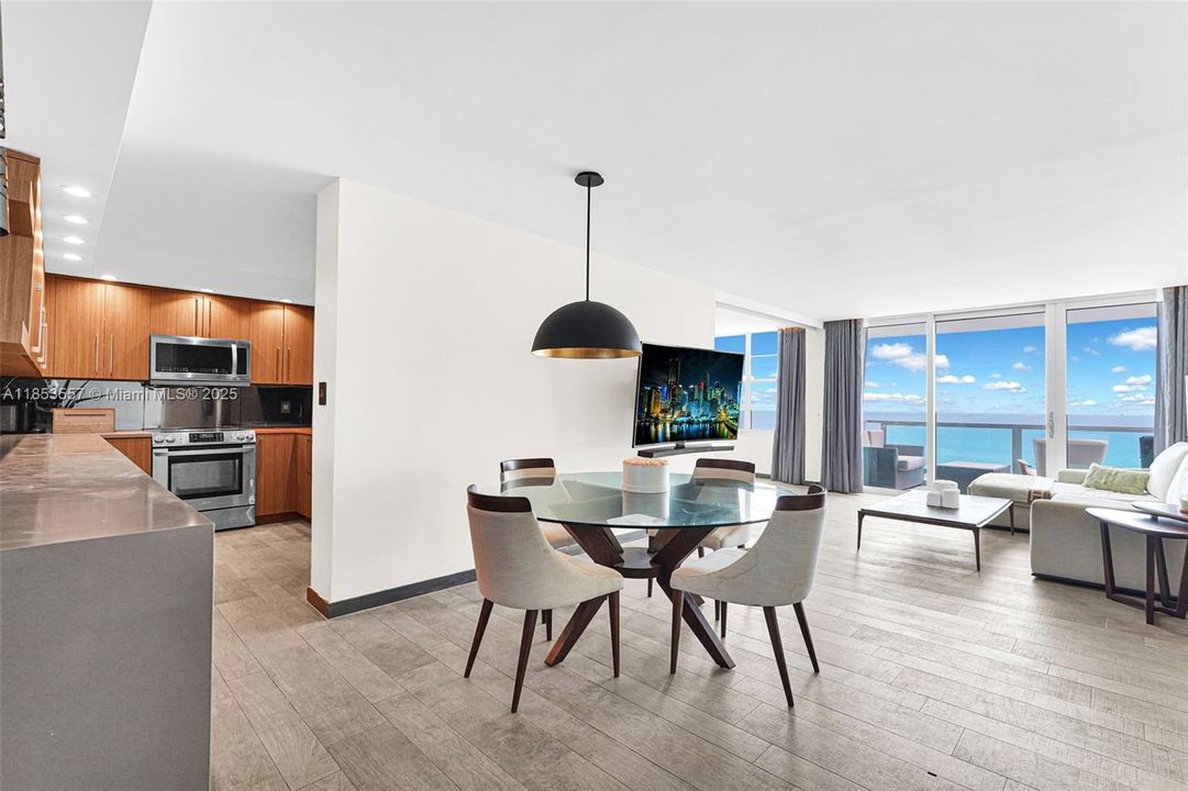 待售: $1,100,000 (2 贝兹, 2 浴室, 1030 平方英尺)