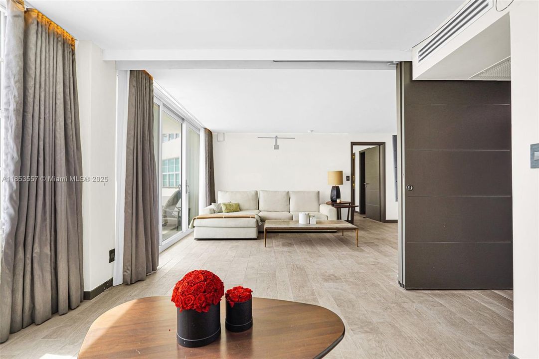 待售: $1,100,000 (2 贝兹, 2 浴室, 1030 平方英尺)