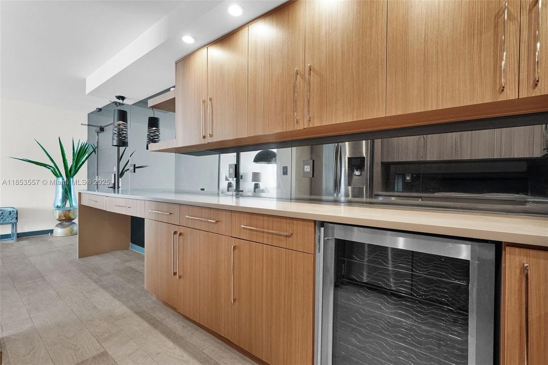 待售: $1,100,000 (2 贝兹, 2 浴室, 1030 平方英尺)