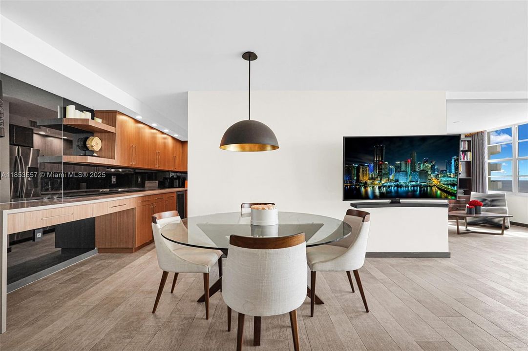 待售: $1,100,000 (2 贝兹, 2 浴室, 1030 平方英尺)