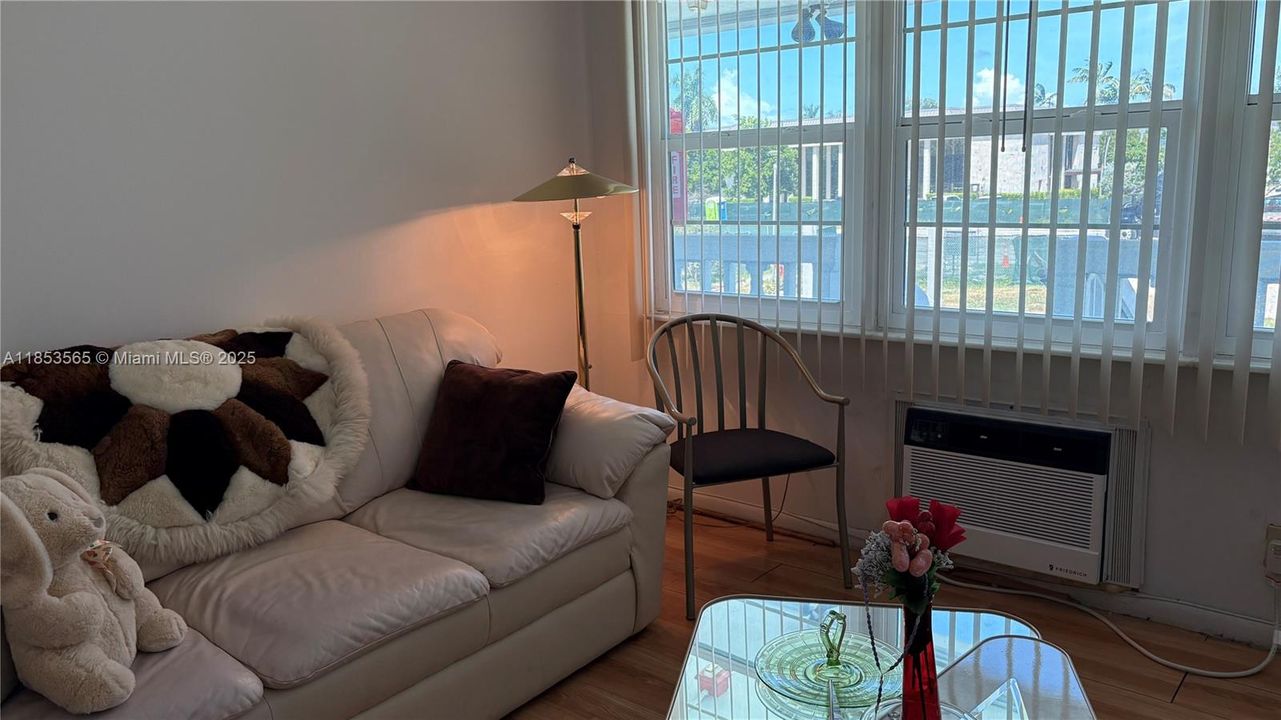 待售: $90,000 (1 贝兹, 1 浴室, 585 平方英尺)