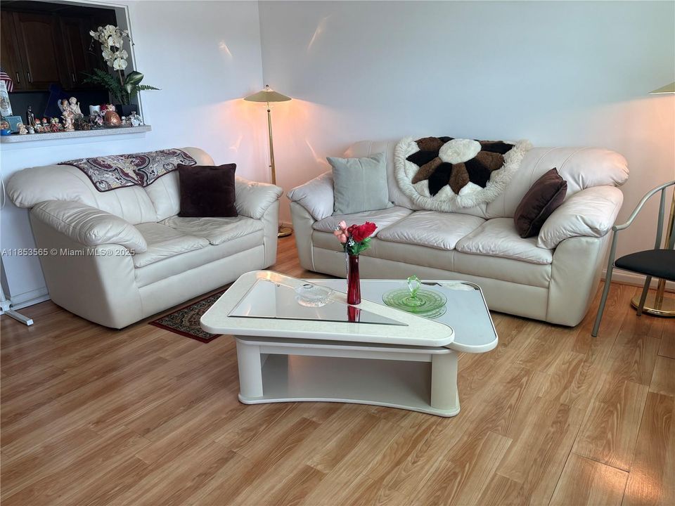 待售: $90,000 (1 贝兹, 1 浴室, 585 平方英尺)