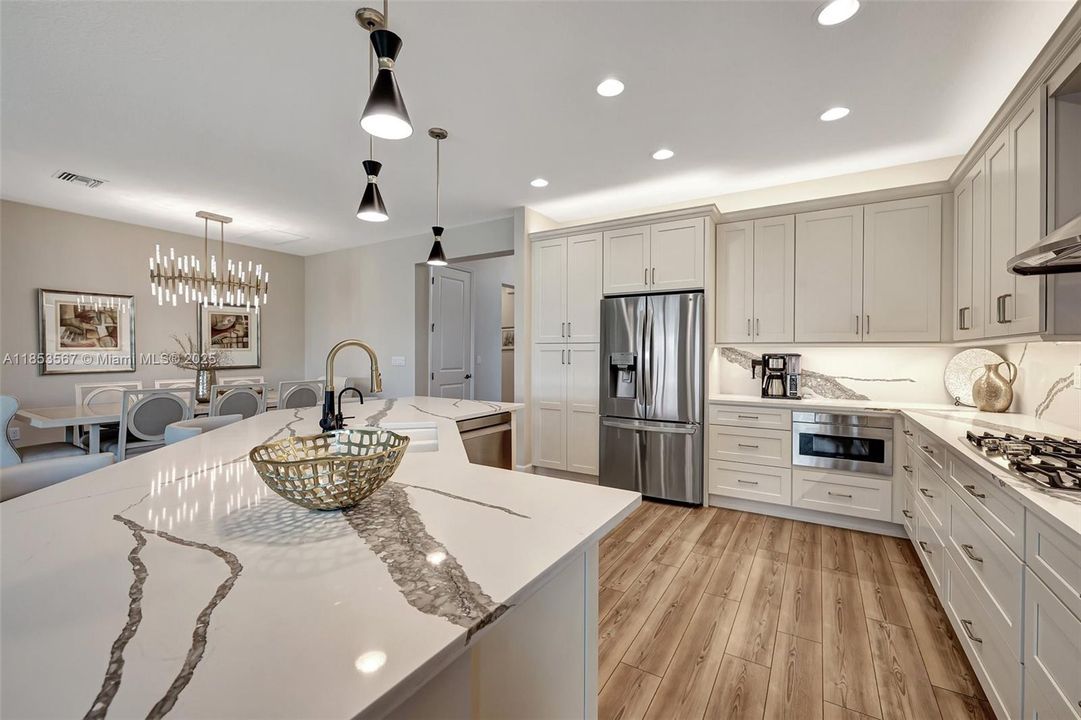 Recently Sold: $750,000 (4 beds, 3 baths, 2358 Square Feet)