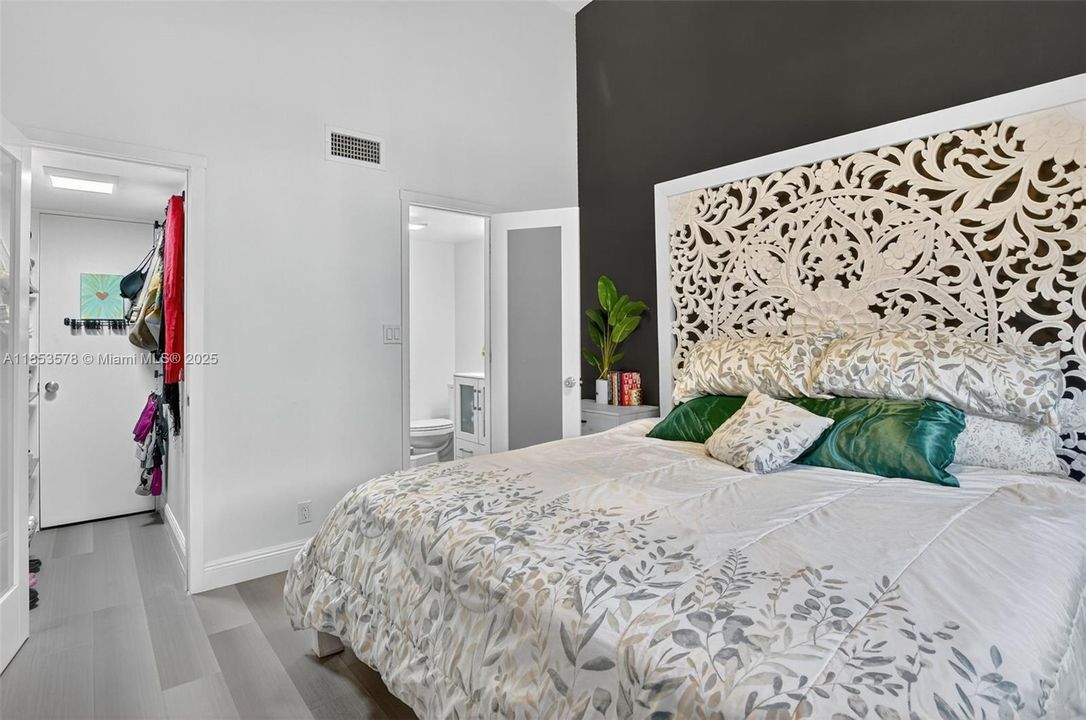 2 en suite bedrooms and excellent closet space