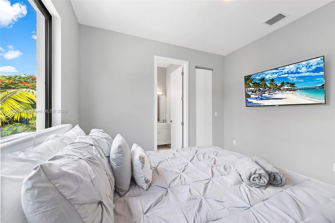 For Rent: $30,000 (10 beds, 11 baths, 5455 Square Feet)