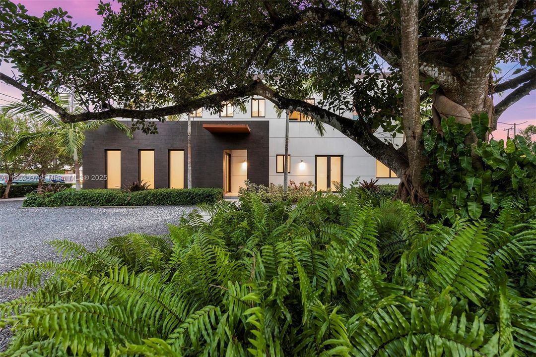 For Rent: $30,000 (10 beds, 11 baths, 5455 Square Feet)