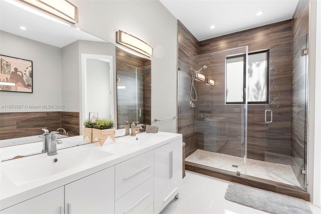 For Rent: $30,000 (10 beds, 11 baths, 5455 Square Feet)