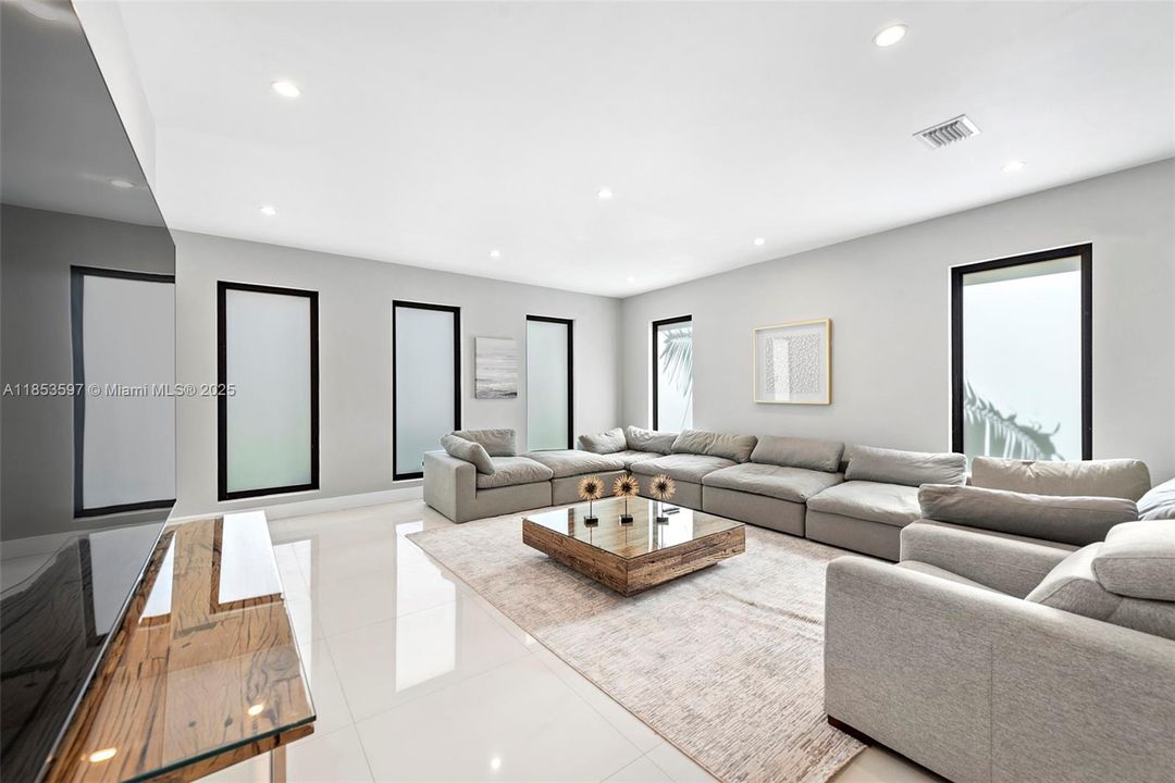 For Rent: $30,000 (10 beds, 11 baths, 5455 Square Feet)