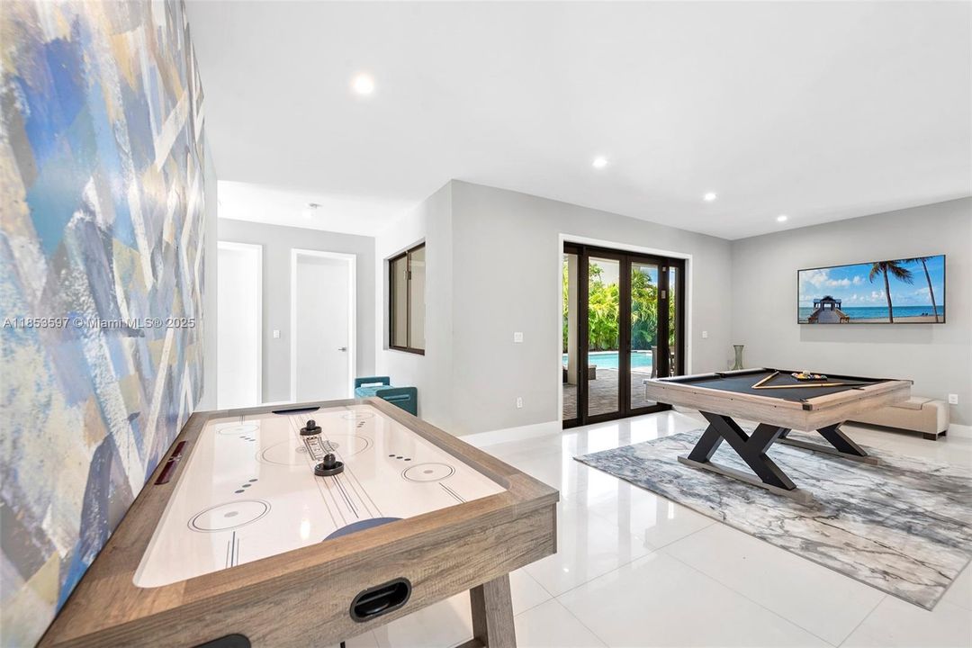 For Rent: $30,000 (10 beds, 11 baths, 5455 Square Feet)