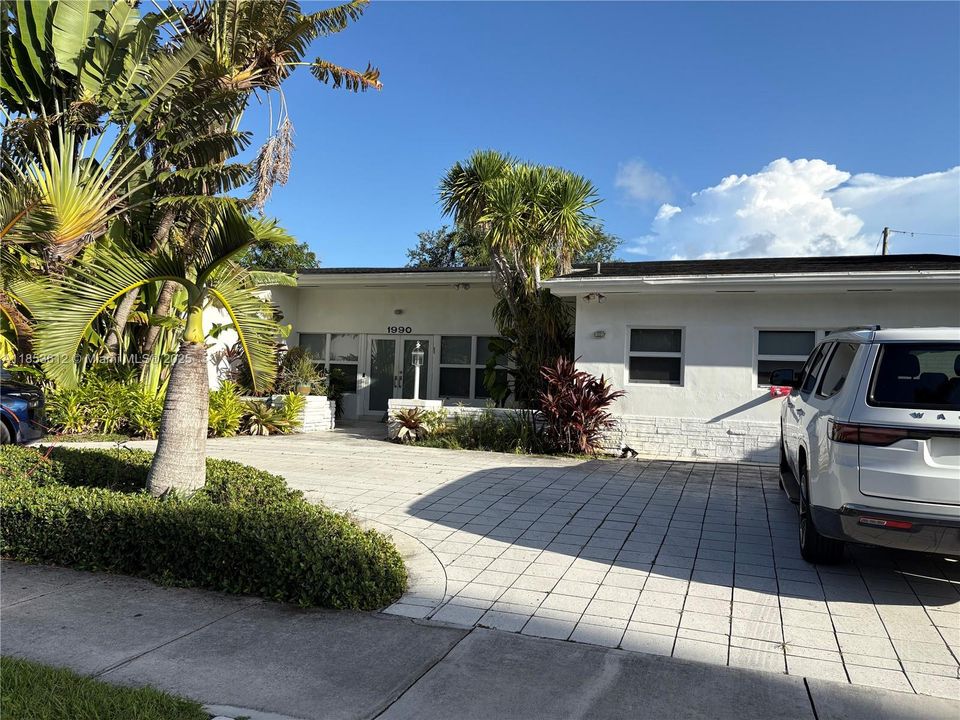 Active With Contract: $1,439,000 (5 beds, 4 baths, 2337 Square Feet)