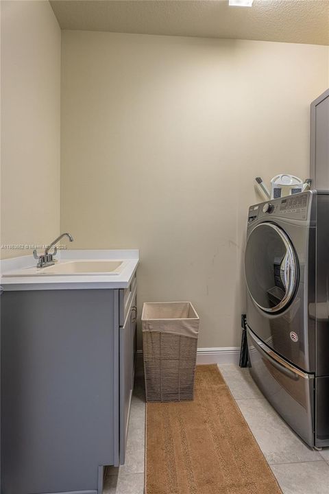 Недавно арендовано: $5,800 (4 спален, 2 ванн, 2501 Квадратных фут)