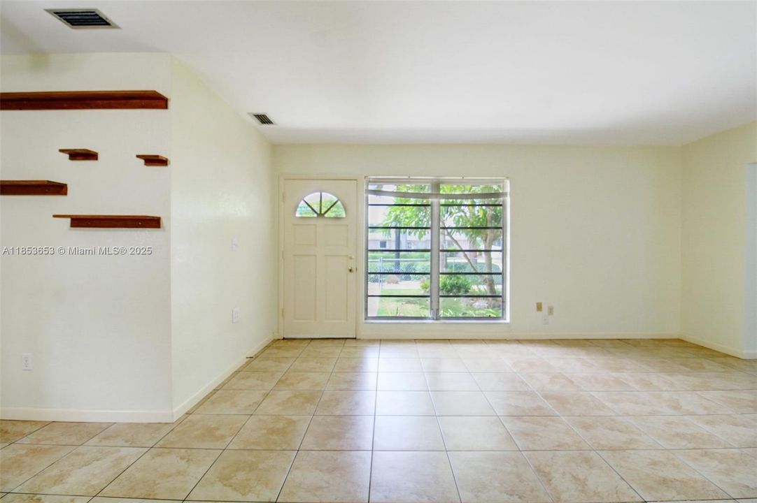 Под контрактом: $540,000 (4 спален, 2 ванн, 1429 Квадратных фут)