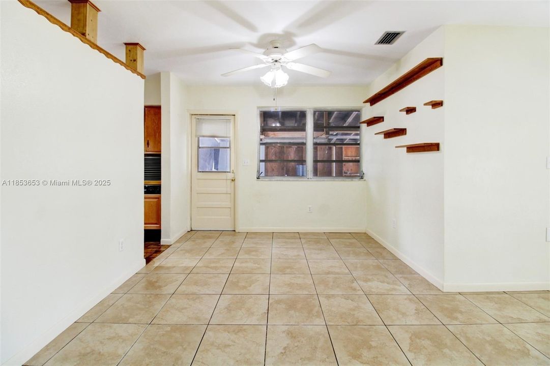 Под контрактом: $540,000 (4 спален, 2 ванн, 1429 Квадратных фут)