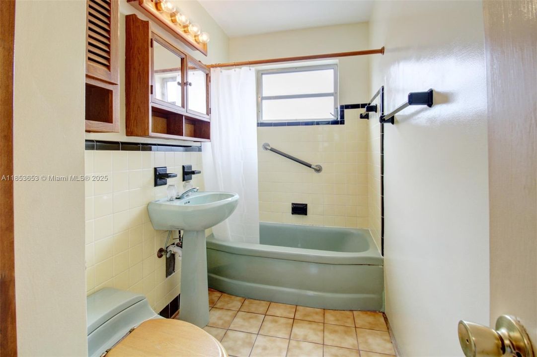 Под контрактом: $540,000 (4 спален, 2 ванн, 1429 Квадратных фут)