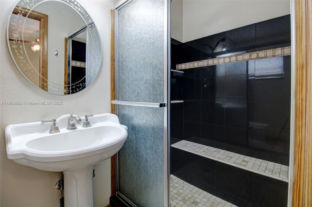 Под контрактом: $540,000 (4 спален, 2 ванн, 1429 Квадратных фут)