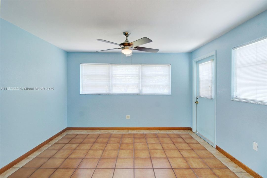 Под контрактом: $540,000 (4 спален, 2 ванн, 1429 Квадратных фут)