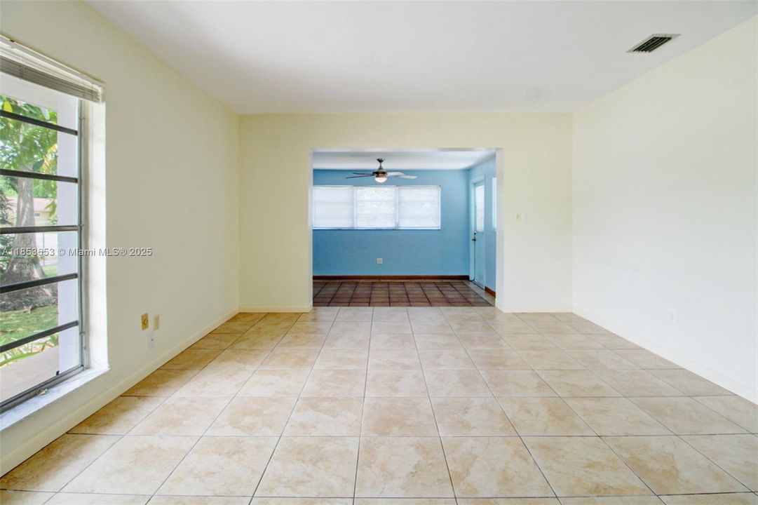 Под контрактом: $540,000 (4 спален, 2 ванн, 1429 Квадратных фут)