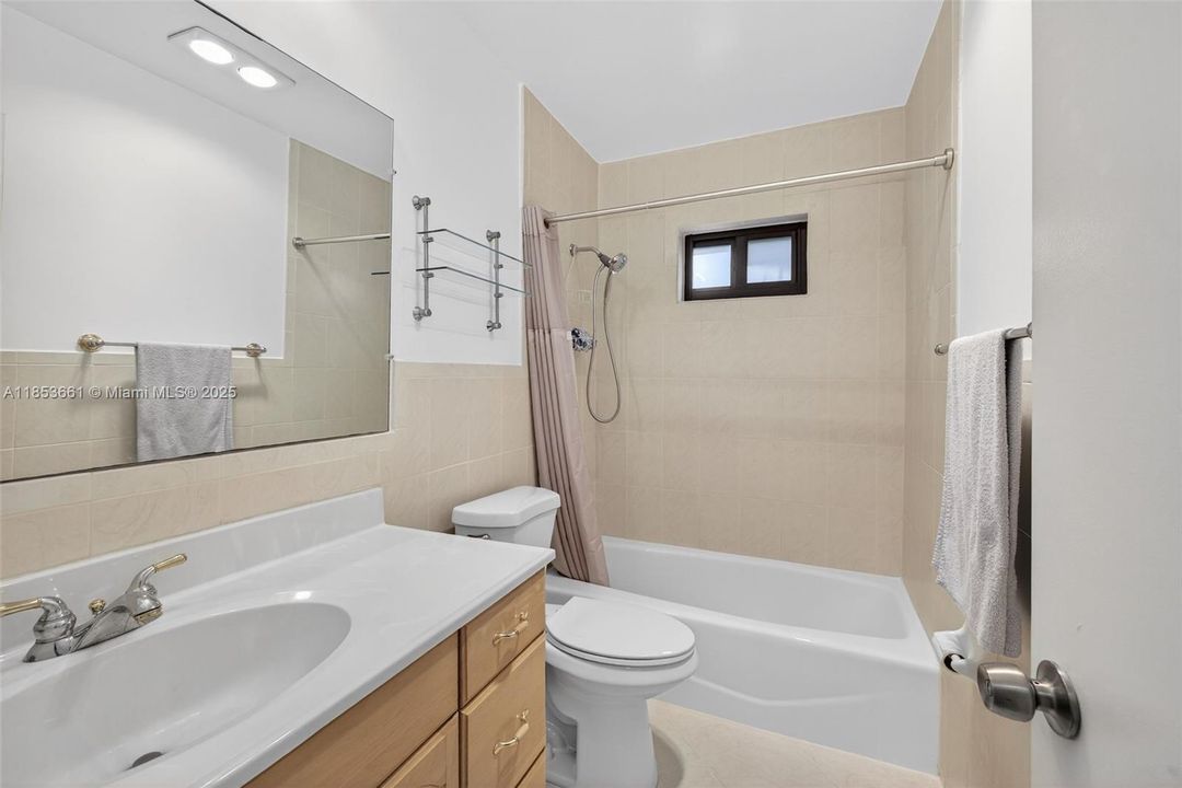 For Sale: $1,488,000 (3 beds, 3 baths, 1627 Square Feet)