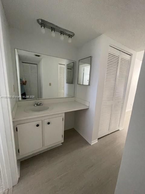 Active With Contract: $149,900 (1 beds, 1 baths, 940 Square Feet)