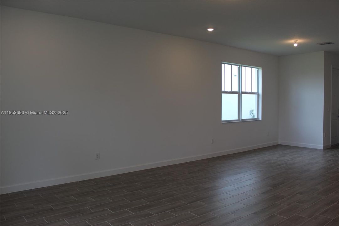 Recently Rented: $3,250 (3 beds, 2 baths, 1757 Square Feet)