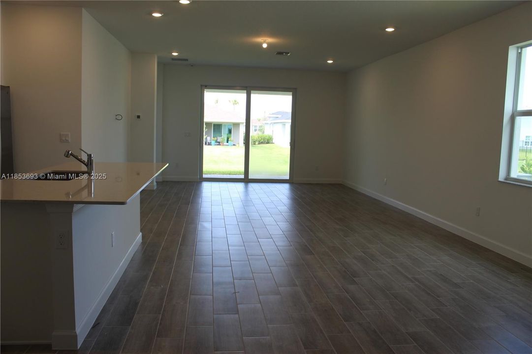 Recently Rented: $3,250 (3 beds, 2 baths, 1757 Square Feet)