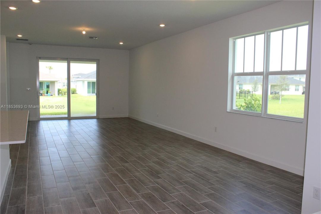 Recently Rented: $3,250 (3 beds, 2 baths, 1757 Square Feet)