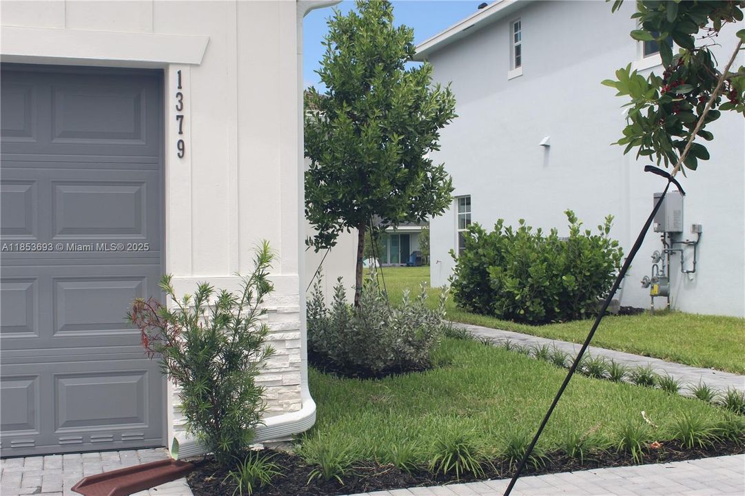 Recently Rented: $3,250 (3 beds, 2 baths, 1757 Square Feet)