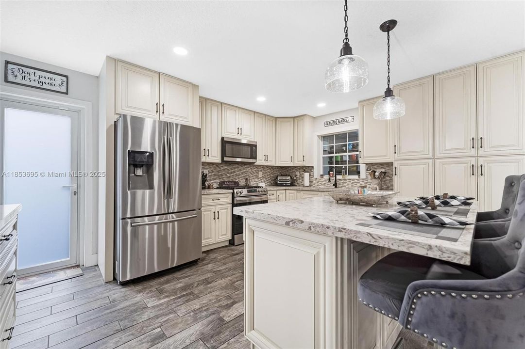 Activo con contrato: $735,000 (4 camas, 4 baños, 2530 Pies cuadrados)