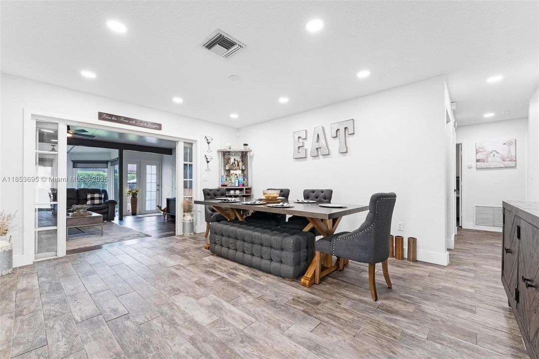 Activo con contrato: $735,000 (4 camas, 4 baños, 2530 Pies cuadrados)