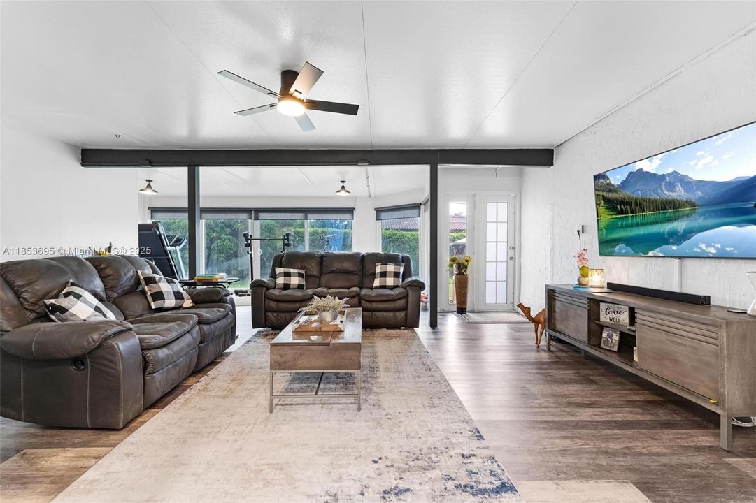 Activo con contrato: $735,000 (4 camas, 4 baños, 2530 Pies cuadrados)