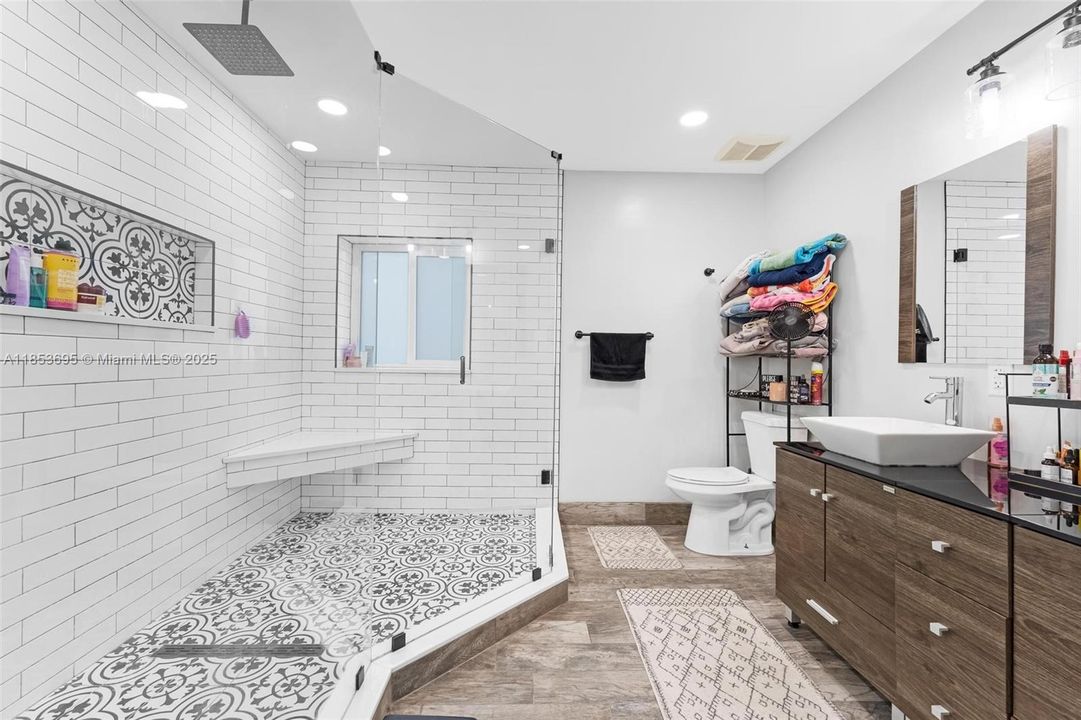 Activo con contrato: $735,000 (4 camas, 4 baños, 2530 Pies cuadrados)