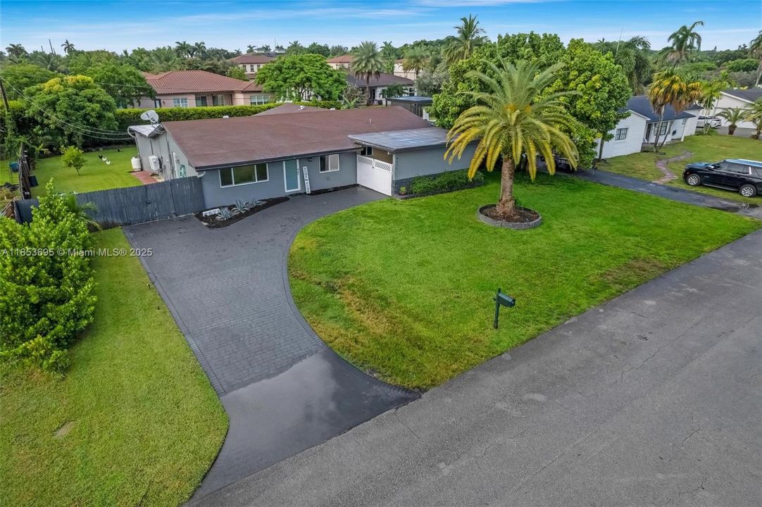 Activo con contrato: $735,000 (4 camas, 4 baños, 2530 Pies cuadrados)