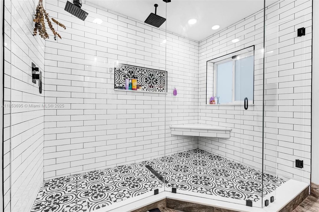 Activo con contrato: $735,000 (4 camas, 4 baños, 2530 Pies cuadrados)