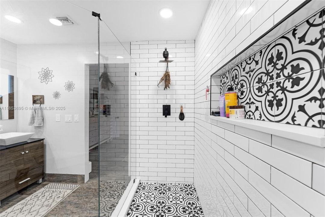 Activo con contrato: $735,000 (4 camas, 4 baños, 2530 Pies cuadrados)