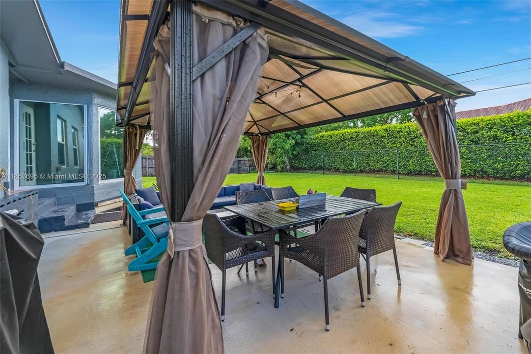 Activo con contrato: $735,000 (4 camas, 4 baños, 2530 Pies cuadrados)