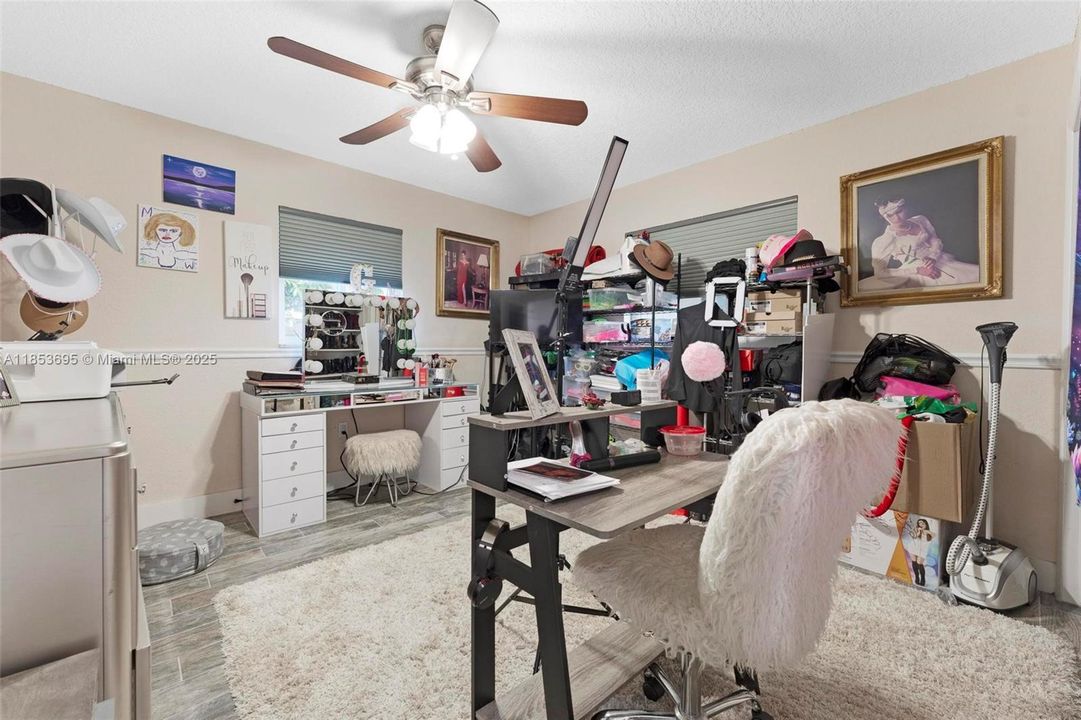 Activo con contrato: $735,000 (4 camas, 4 baños, 2530 Pies cuadrados)