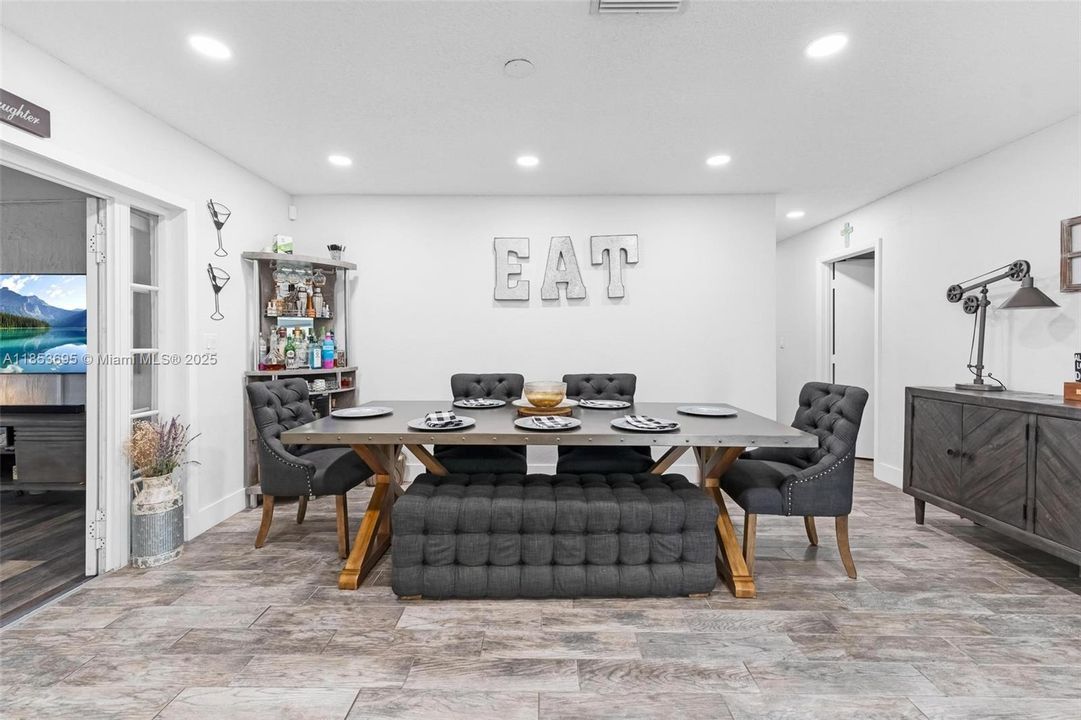 Activo con contrato: $735,000 (4 camas, 4 baños, 2530 Pies cuadrados)