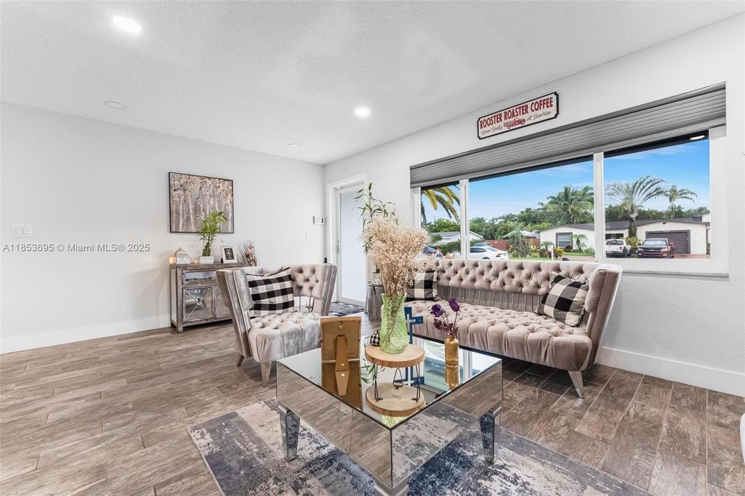 Activo con contrato: $735,000 (4 camas, 4 baños, 2530 Pies cuadrados)